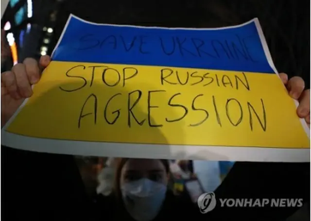 ロシアのウクライナ侵攻に抗議する在韓ウクライナ人＝２８日、釜山（聯合ニュース）