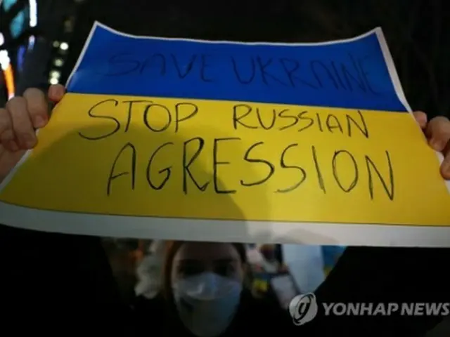 ロシアのウクライナ侵攻に抗議する在韓ウクライナ人＝２８日、釜山（聯合ニュース）