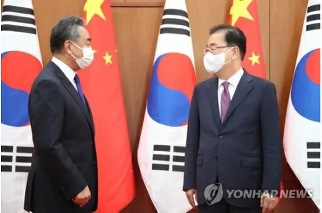 昨年９月にソウルで会談した鄭義溶氏（右）と王毅氏（資料写真）＝（聯合ニュース）