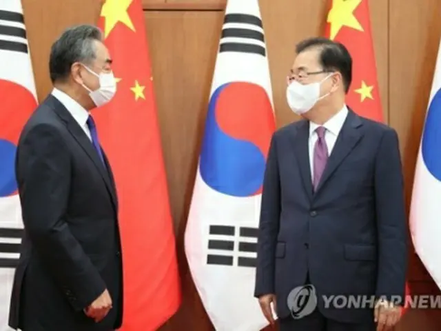 昨年９月にソウルで会談した鄭義溶氏（右）と王毅氏（資料写真）＝（聯合ニュース）