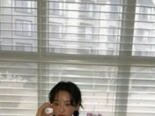 女優チョ・イヒョン、大きな花束を持ってパチリ…華やかな美貌際立つ