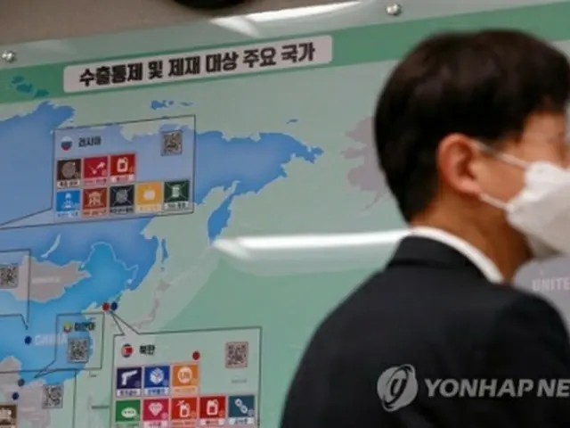 戦略物資管理院に掲示されている国際社会の輸出規制と制裁対象の国家（資料写真）＝（聯合ニュース）