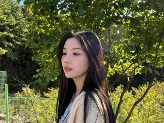 クォン・ウンビ(元IZ*ONE)、春の妖精が降臨…空色ワンピにさらさらロングヘアがまぶしい近況ショット(画像提供:wowkorea)