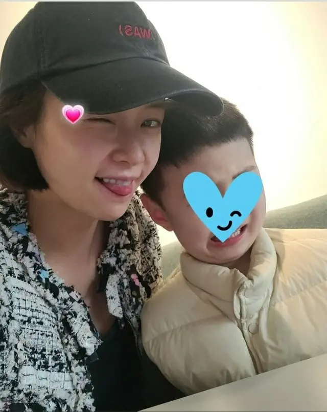 “第2子妊娠中”女優ファン・ジョンウム、息子とのウィンク写真を公開（画像提供:wowkorea）
