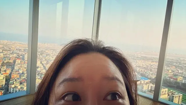 女優コン・ヒョジン、済州島でバカンス？…茶目っ気あふれる写真で近況伝える（画像提供:wowkorea）