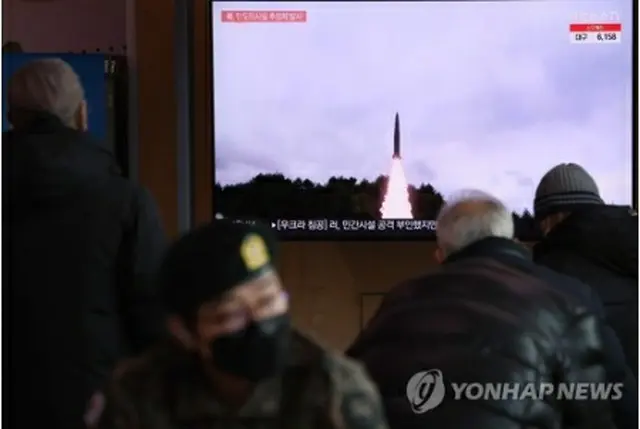 北朝鮮のミサイル発射ニュースを見る市民ら（資料写真）＝（聯合ニュース）
