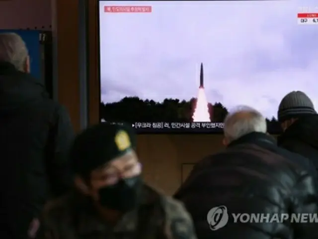 北朝鮮のミサイル発射ニュースを見る市民ら（資料写真）＝（聯合ニュース）