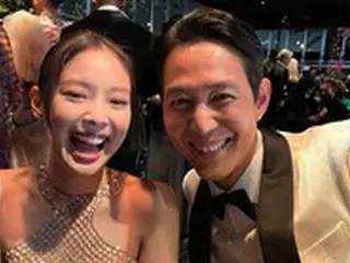 俳優イ・ジョンジェ、「BLACKPINK」JENNIEとの親交…プレゼント開封動画を公開