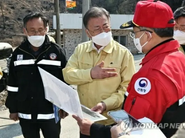 被災地を訪問し、報告を受ける文在寅大統領（中央）＝６日、蔚珍（聯合ニュース）