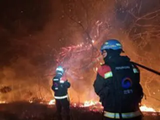 大規模山火事、被害面積は「1万6000ヘクタール」超…強風特報解除で鎮火に総力＝韓国