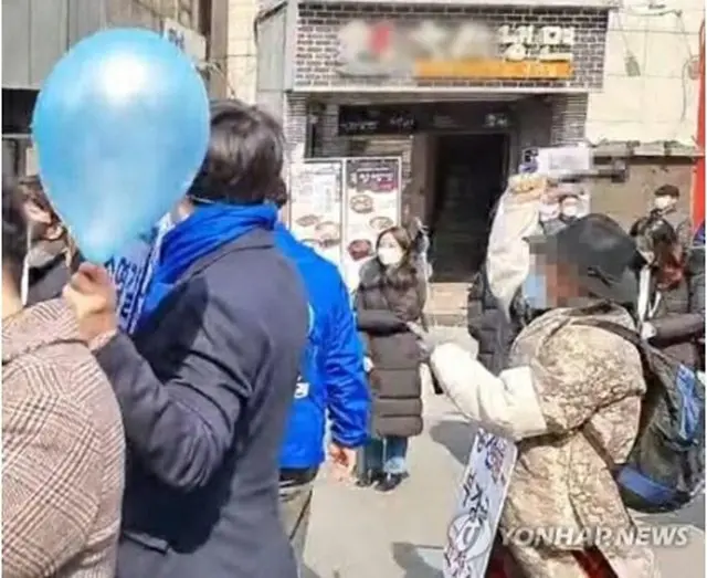 ハンマ―で宋氏に殴りかかる男（ユーチューバー・銅雀人パク・チャンホ提供）＝（聯合ニュース）≪転載・転用禁止≫