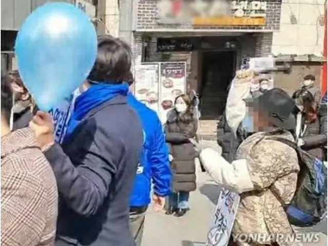 ハンマ―で宋氏に殴りかかる男（ユーチューバー・銅雀人パク・チャンホ提供）＝（聯合ニュース）≪転載・転用禁止≫