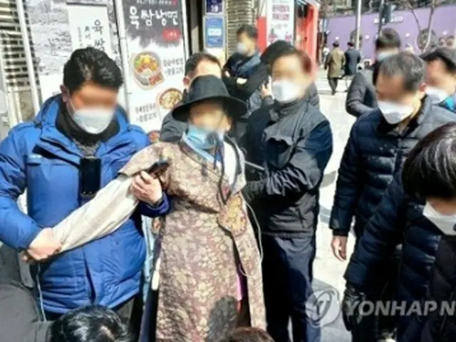 現場で取り押さえられた男（共に民主党選対副首席報道官提供）＝（聯合ニュース）≪転載・転用禁止≫