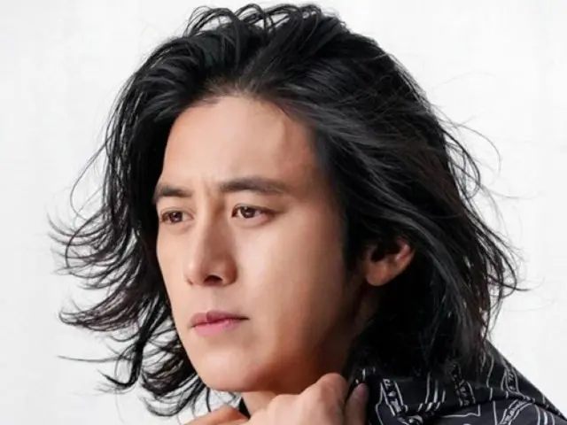 “これで3人の子どものパパ”俳優コ・ス、ロングヘアに彫刻のような完ぺきビジュアル（画像提供:wowkorea）