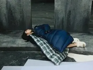 「Apink」チョン・ウンジ、どうして床に横たわっているの？おちゃめな近況ショットを公開