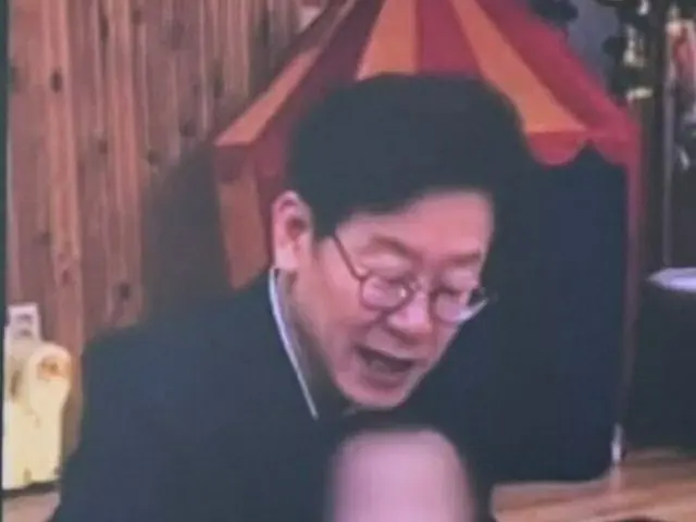 李在明、共に民主党大統領選候補が子どもを抱いている様子（画像提供:wowkorea）