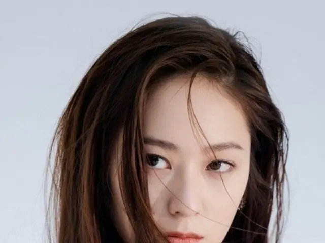 「f(x)」クリスタル、独歩的なシック美…画報ビハインドカット公開（画像提供:wowkorea）