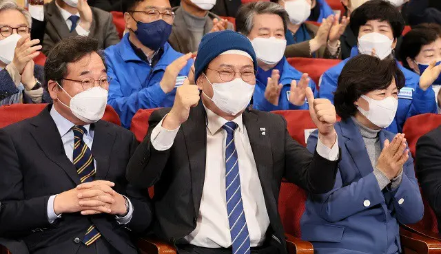 李洛淵、共に民主党総括選挙対策委員長（左）、宋永吉、共に民主党代表（中央）、秋美愛、共に民主党名誉選挙対策委員長（右）（画像提供:wowkorea）