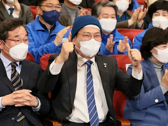 李洛淵、共に民主党総括選挙対策委員長（左）、宋永吉、共に民主党代表（中央）、秋美愛、共に民主党名誉選挙対策委員長（右）（画像提供:wowkorea）
