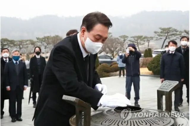 過去に国立ソウル顕忠院を参拝した際の尹氏＝（聯合ニュース）