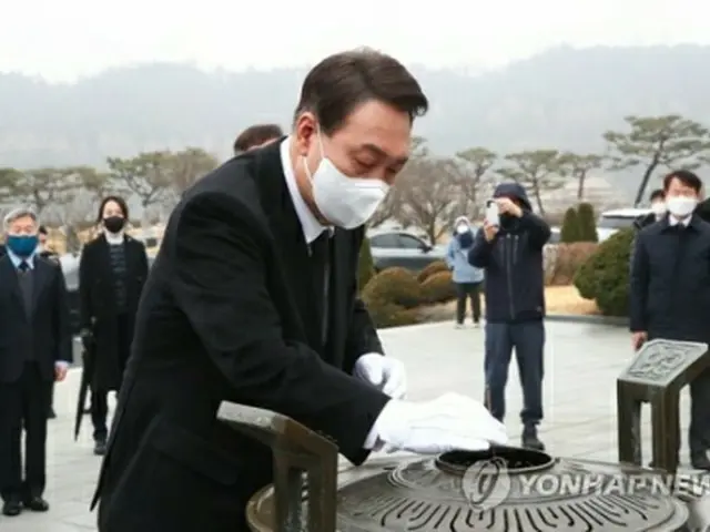 過去に国立ソウル顕忠院を参拝した際の尹氏＝（聯合ニュース）