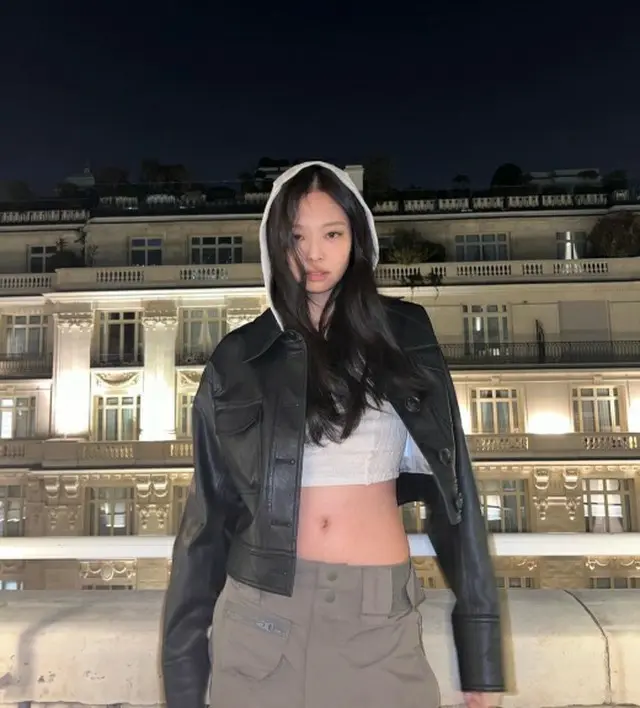 ガールズグループ「BLACKPINK」のメンバーJENNIEが非現実的な脚線美を披露した。（画像提供:wowkorea）