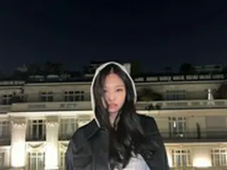「BLACKPINK」JENNIE、腰に鮮明な「ビーナスのえくぼ」…パリに女神降臨