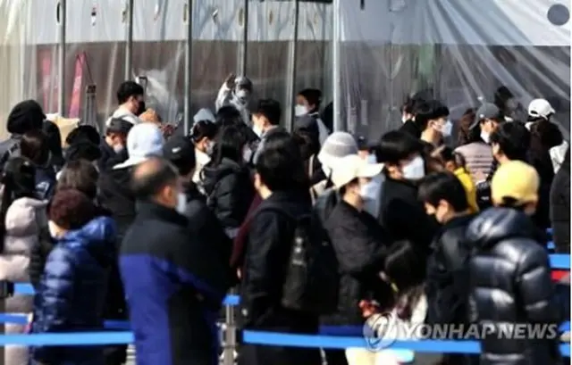 新型コロナウイルスの検査所で順番を待つ人々＝（聯合ニュース）