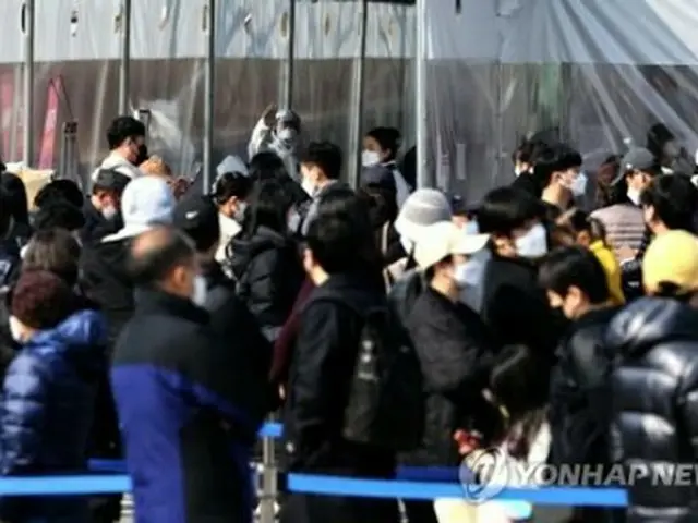 新型コロナウイルスの検査所で順番を待つ人々＝（聯合ニュース）