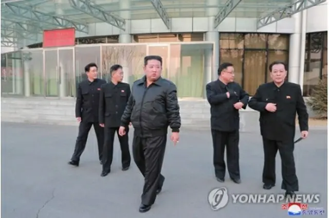宇宙開発局を視察する金正恩氏（中央）＝（朝鮮中央通信＝聯合ニュース）≪転載・転用禁止≫