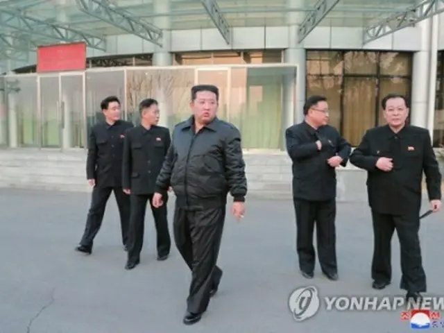 宇宙開発局を視察する金正恩氏（中央）＝（朝鮮中央通信＝聯合ニュース）≪転載・転用禁止≫