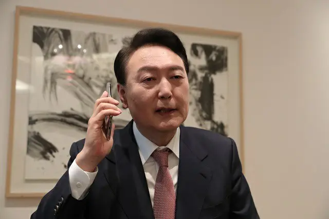 韓国次期大統領選挙に当選した尹錫悦氏が、バイデン米大統領と通話している様子（画像提供:wowkorea）