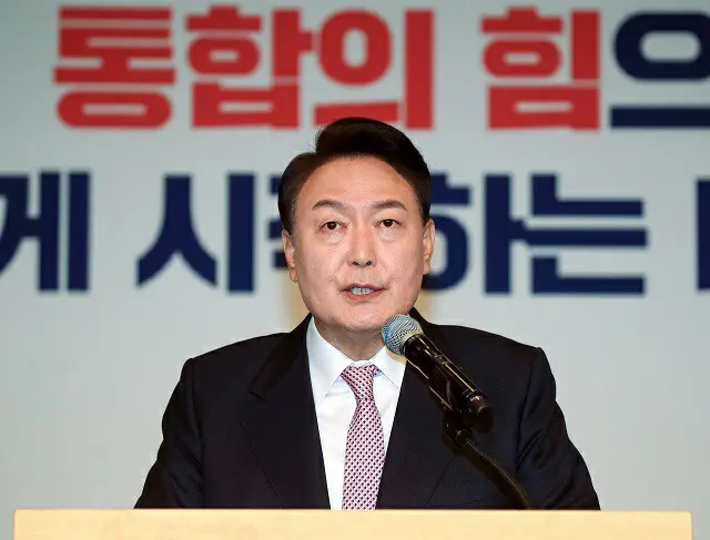 韓国次期大統領選挙に当選した尹錫悦氏が、ソウルの国会図書館で記者会見を開いている様子（画像提供:wowkorea）