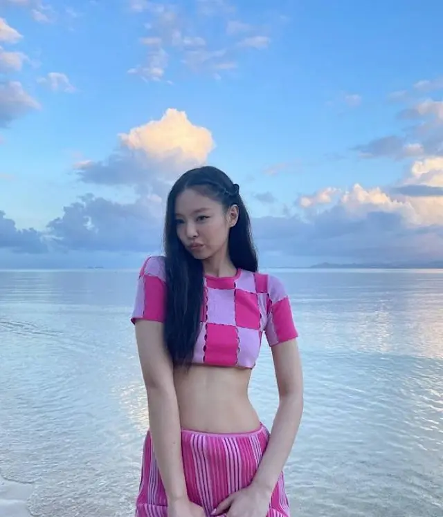 JENNIE(BLACKPINK)、ビーチランウェイでも圧倒的なボディ… 海外でも「ホット」（画像提供:wowkorea）