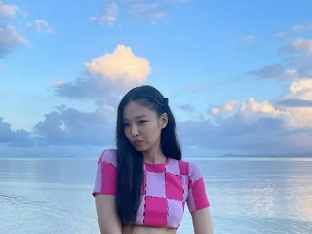 JENNIE(BLACKPINK)、ビーチランウェイでも圧倒的なボディ… 海外でも「ホット」（画像提供:wowkorea）