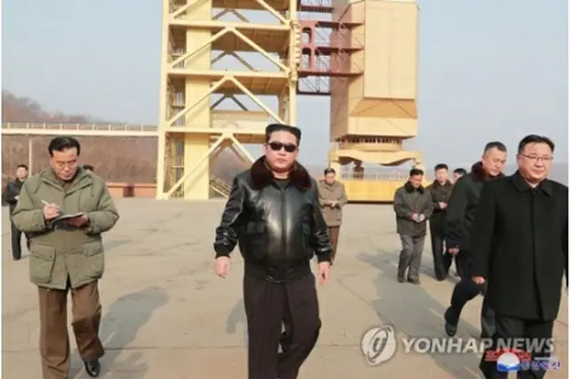 西海衛星発射場を視察する金正恩氏＝（朝鮮中央通信＝聯合ニュース）≪転載・転用禁止≫