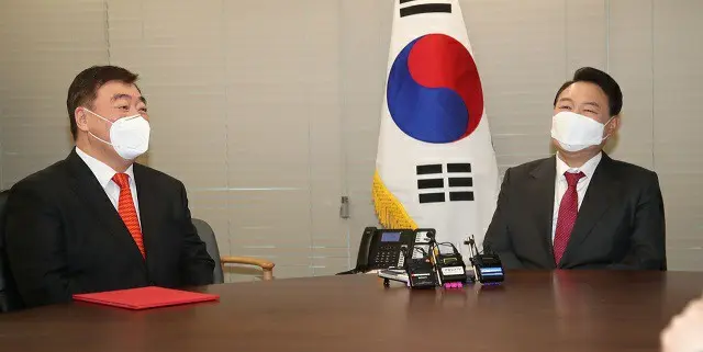 韓国次期大統領選挙に当選した尹錫悦氏（右）は、邢海明（シン・ハイミン）駐韓中国大使と会った（画像提供:wowkorea）