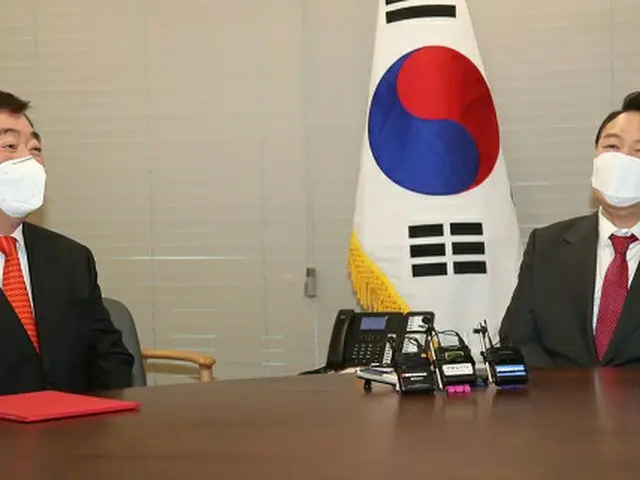 韓国次期大統領選挙に当選した尹錫悦氏（右）は、邢海明（シン・ハイミン）駐韓中国大使と会った（画像提供:wowkorea）