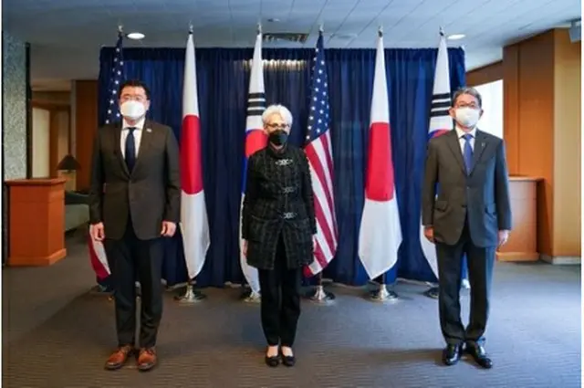 昨年ワシントンで協議した（左から）崔氏、シャーマン氏、森氏（外交部提供）＝（聯合ニュース）≪転載・転用禁止≫