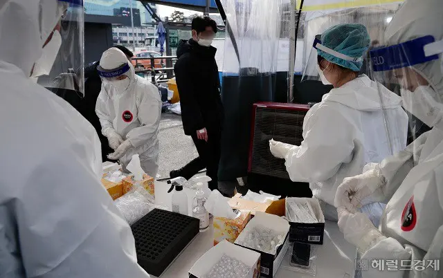 韓国の午後6時時点でのコロナ新規感染者は29万6065人…昨日より2601人減（画像提供:wowkorea）