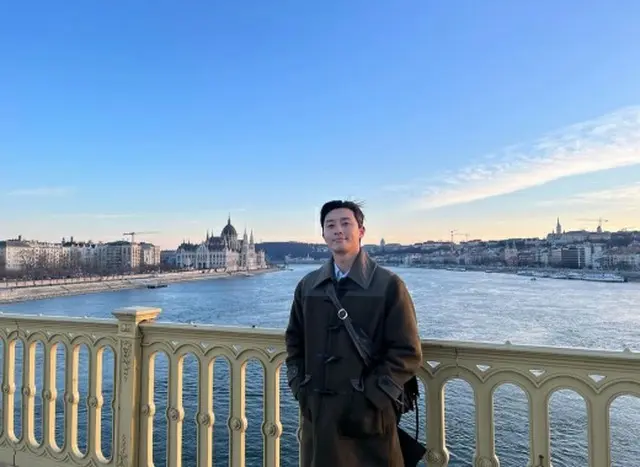 俳優のパク・ソジュンが海外でも輝くビジュアルを誇った。（画像提供:wowkorea）