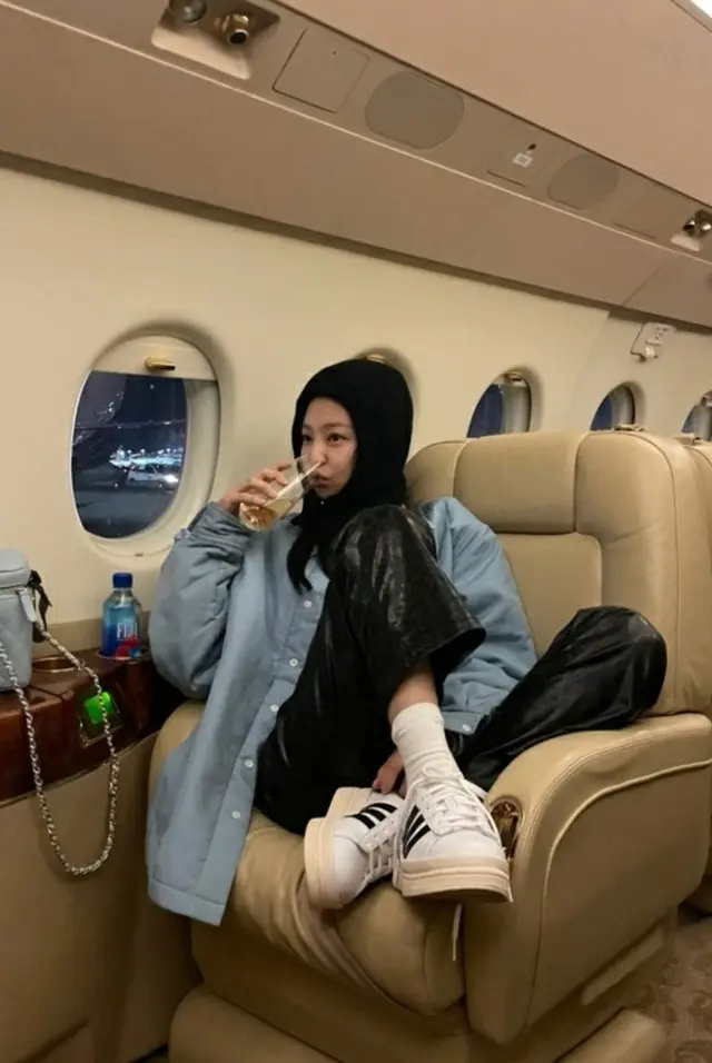 ガールズグループ「BLACKPINK」のメンバーJENNIEが飛行機内でナチュラルな魅力を披露した。（画像提供:wowkorea）