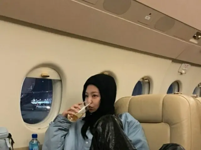 ガールズグループ「BLACKPINK」のメンバーJENNIEが飛行機内でナチュラルな魅力を披露した。（画像提供:wowkorea）