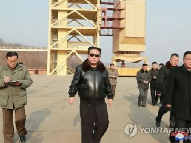 北朝鮮の朝鮮中央通信は１１日、金正恩（キム・ジョンウン）国務委員長（朝鮮労働党総書記）が大陸間弾道ミサイル（ＩＣＢＭ）の発射に転用可能な長距離ロケットを発射できる西海衛星発射場を視察したと報じた＝（朝鮮中央通信＝聯合ニュース）≪転載・転用禁止≫