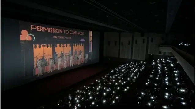１２日にソウル市内の映画館で行われたライブビューイングの様子（ＨＹＢＥ提供）＝（聯合ニュース）≪転載・転用禁止≫