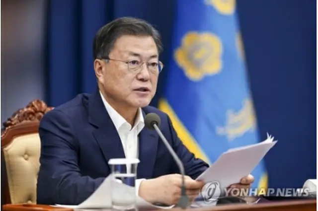 首席秘書官・補佐官会議で発言する文大統領（青瓦台提供）＝（聯合ニュース）≪転載・転用禁止≫