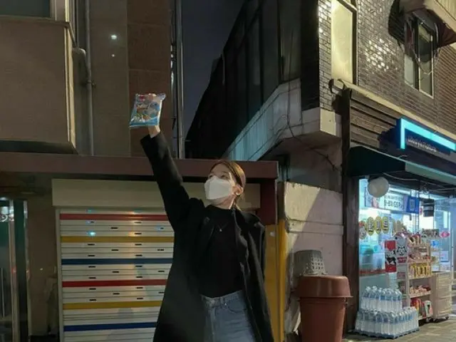 ミナ（Girl’s Day）、ポケモンパン“ゲット！”な近況ショット公開…夜の通りで感激のポーズ（画像提供:wowkorea）