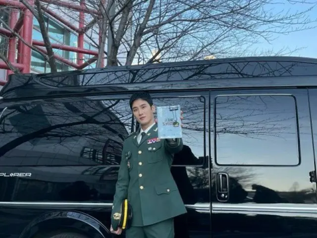 俳優アン・ボヒョンが優越した制服ルックを見せつけた(画像提供:wowkorea)