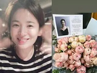 女優ソン・ヘギョ、ホワイトデーにファンからピンクのバラを贈られる