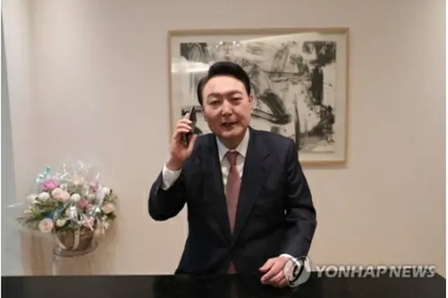 バイデン大統領と電話協議する尹氏（国民の力提供）＝（聯合ニュース）≪転載・転用禁止≫